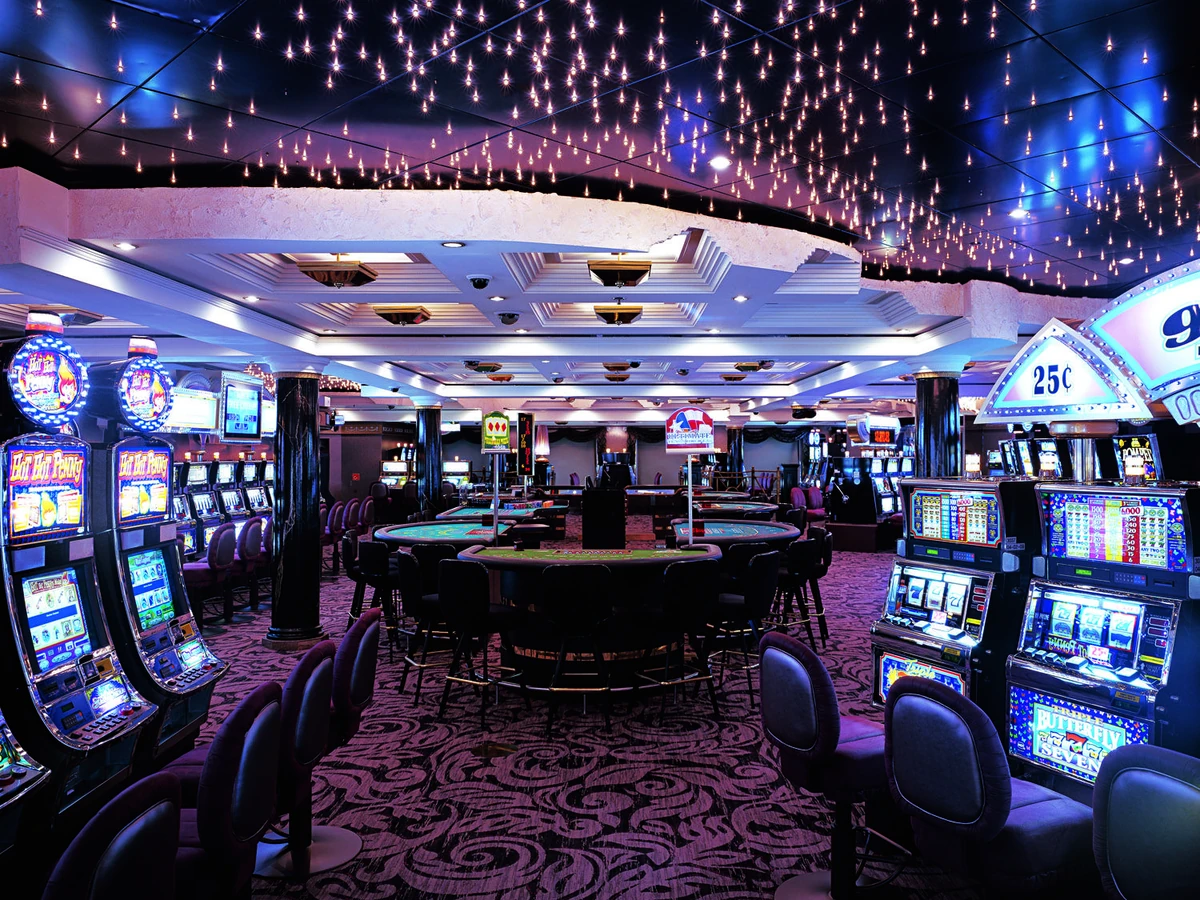Meja roulette dan chip sebagai pilihan permainan kasino PLAYKING88